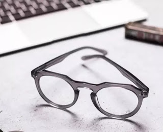 computadora y gafas de sol