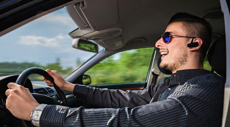 Cómo realizar automáticamente llamadas con manos libres (en el automóvil)
