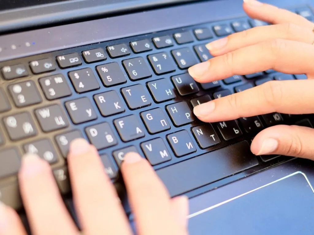 como limpiar una computadora portatil para limpiar por dentro y por fuera